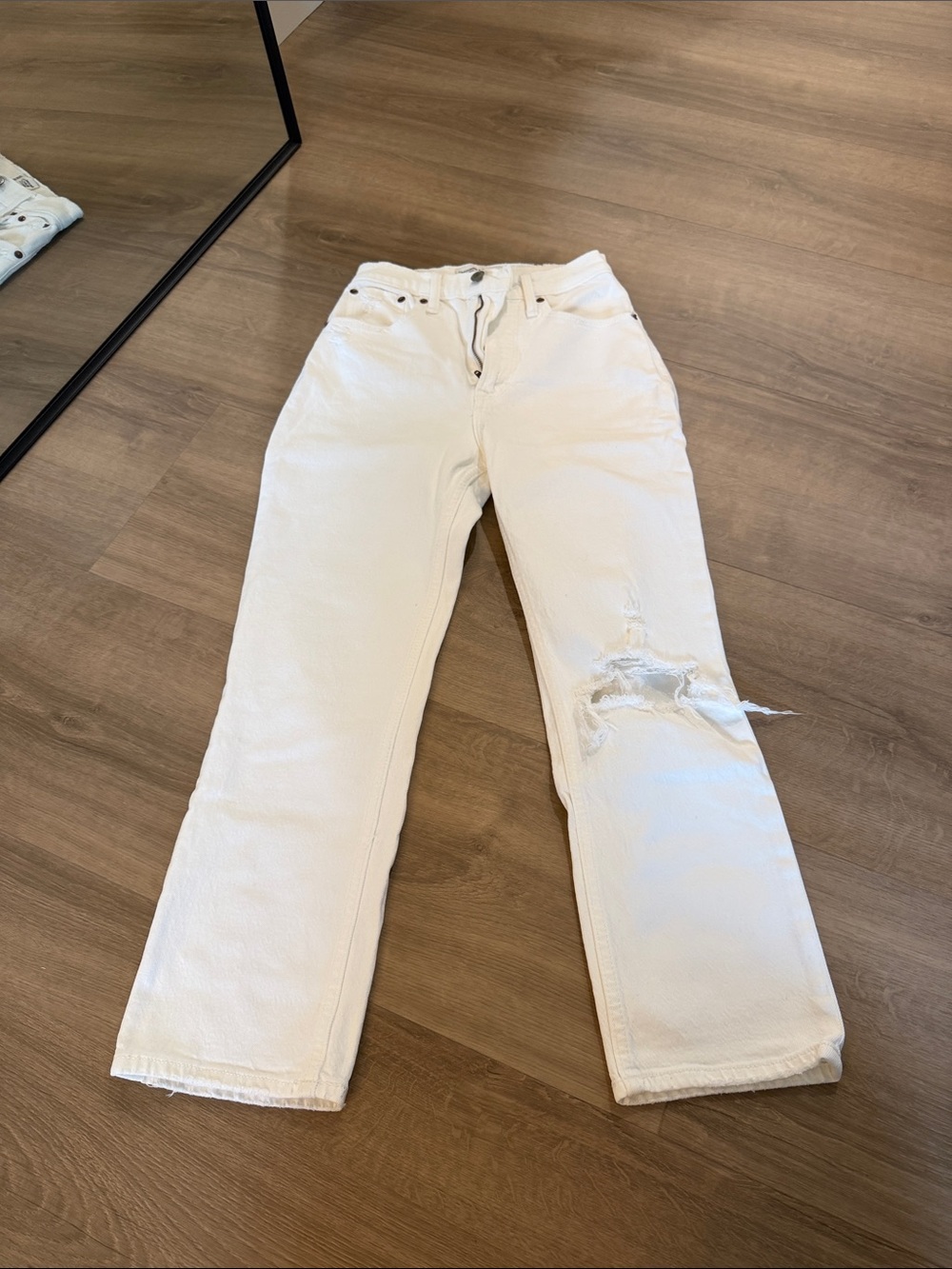 Abercrombie & Fitch White Straight-Leg Jeans with Knee Rip